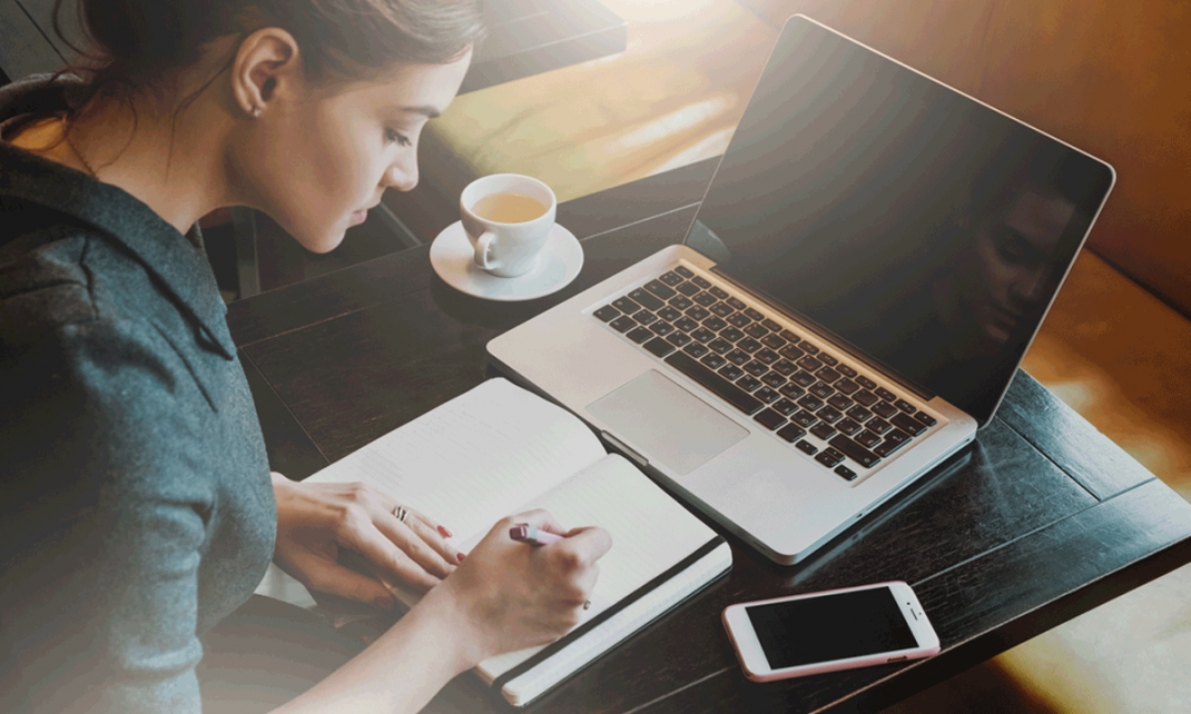 Mujer estudiando clases online