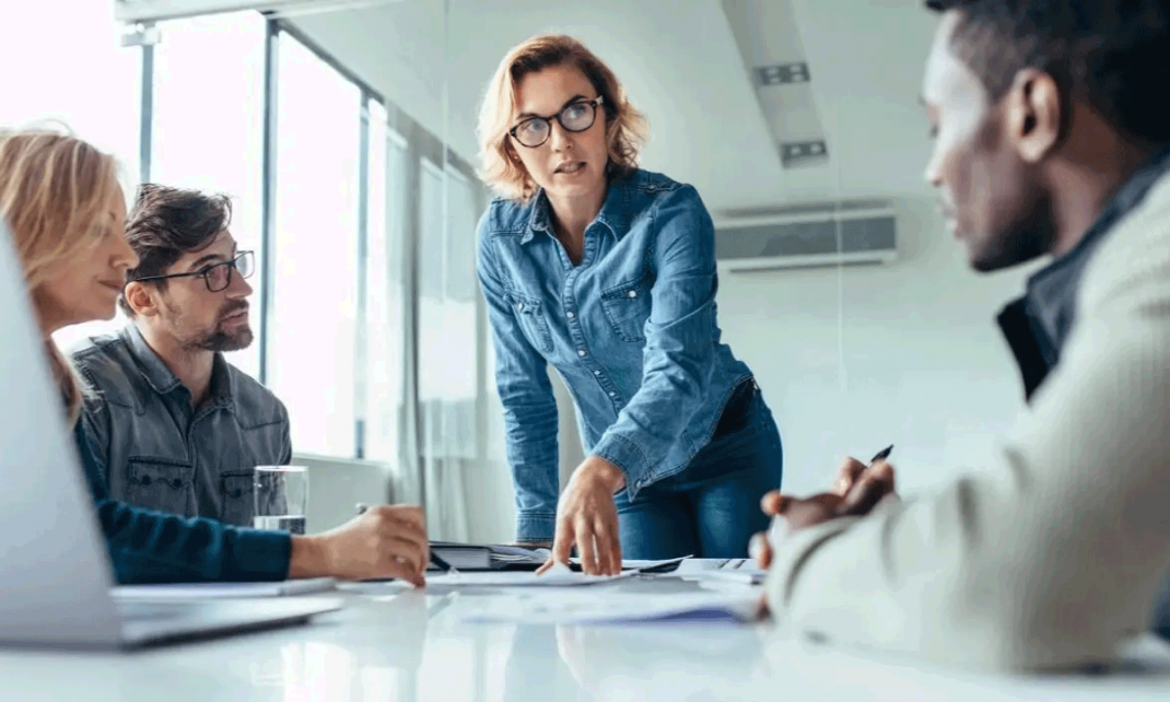 Liderazgo inclusivo Como los hombres en posiciones de poder pueden transformar la cultura empresarial