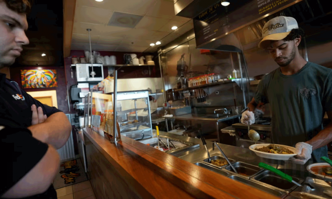 Contratacion en pequenas empresas cae 6.7% Estrategias corporativas ante el aumento de aranceles