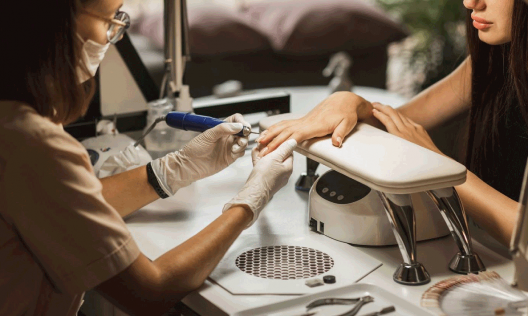 Europa prohibe un quimico clave en esmaltes de unas en gel Impacto en la industria de la belleza