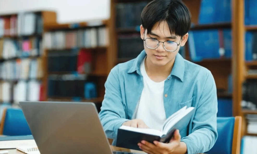 Estudiante en biblioteca
