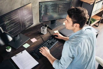 Joven trabajando frente a computadora