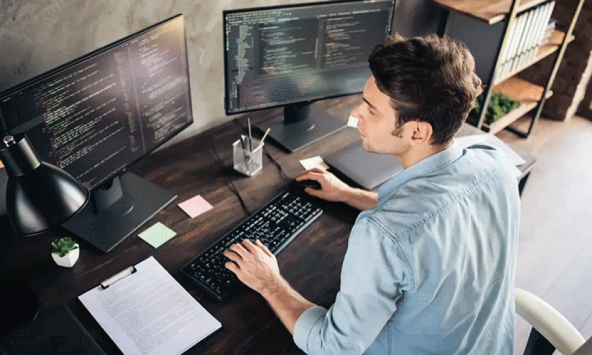 Joven trabajando frente a computadora
