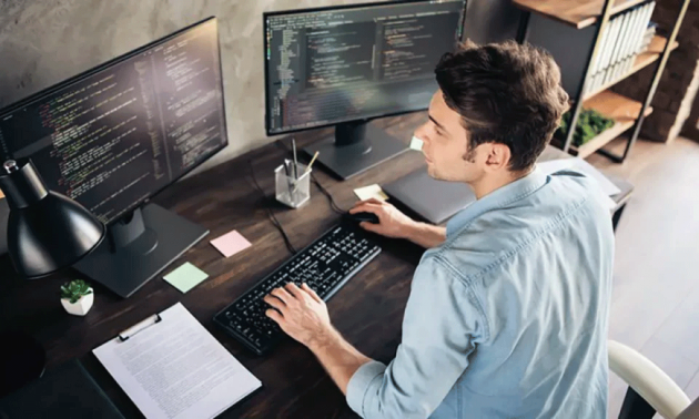 Joven trabajando frente a computadora