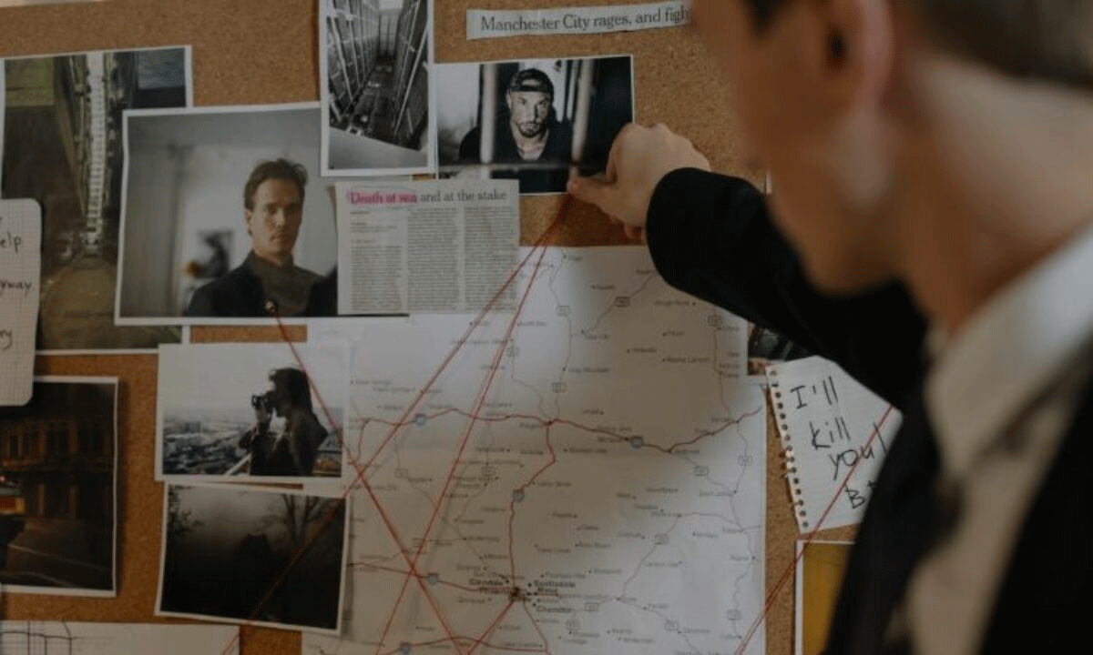 Especialistas analizando patrones de comportamiento criminal en investigacion